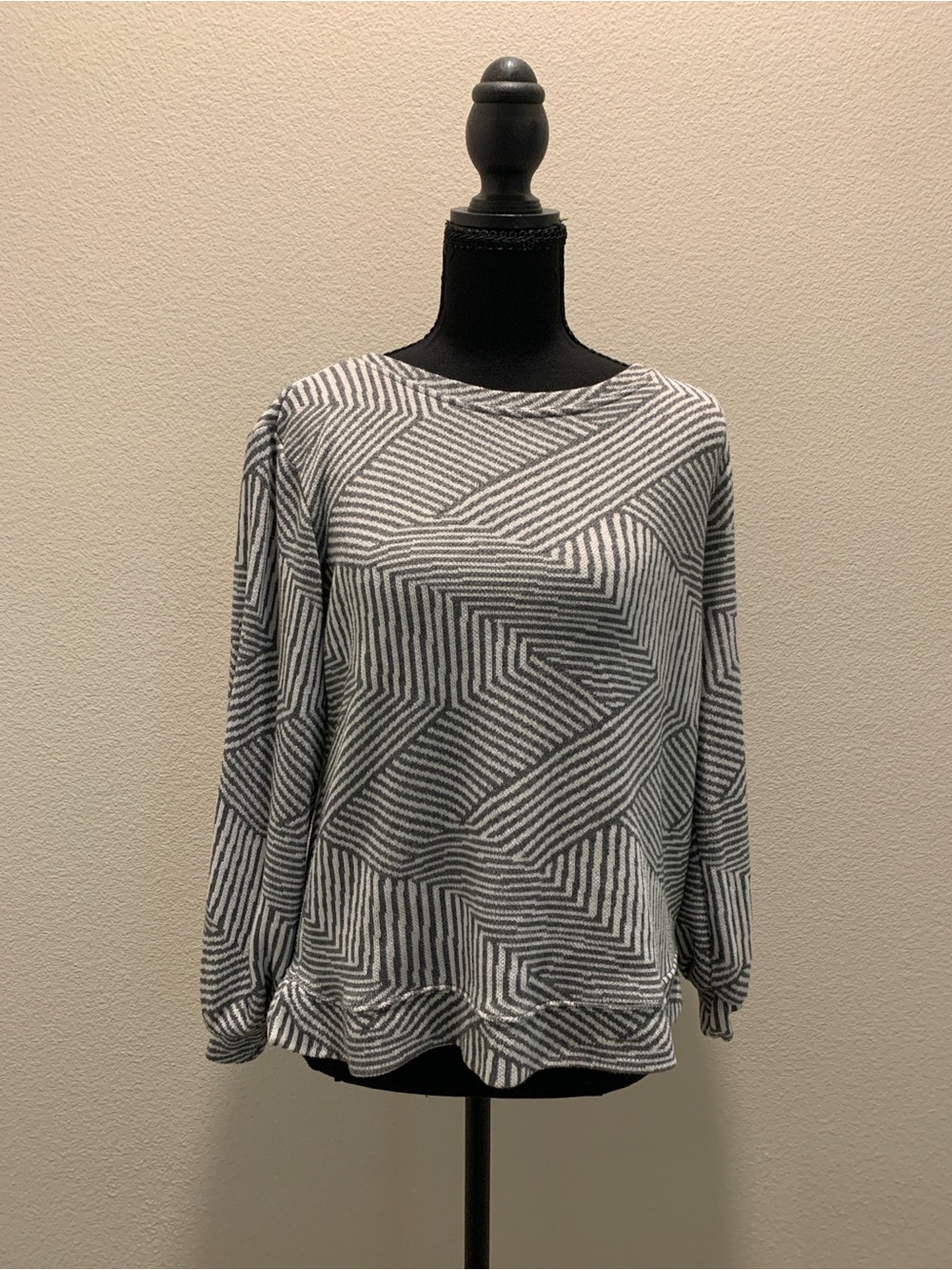 Ellen Tracy Gray & White Geometric Knit Top (Size S)